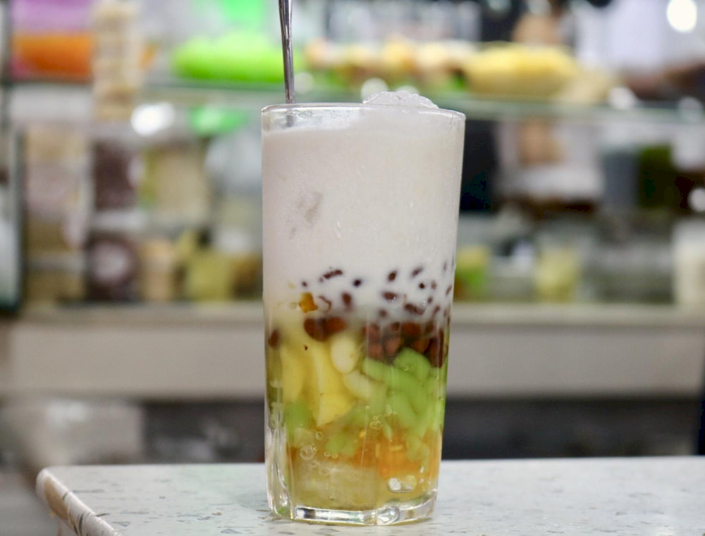 A refreshing serving of che thap cam offering a burst of color and freshness